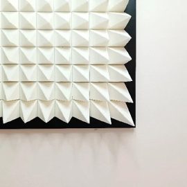 ديكور جداري بشكل أهرامات مضلعة