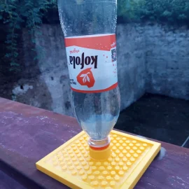 ساقية ماء للطيور على الجاذبية