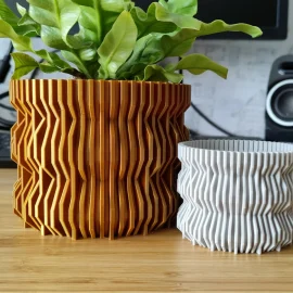 فازا بخطوط هندسية عامودية متعرجه