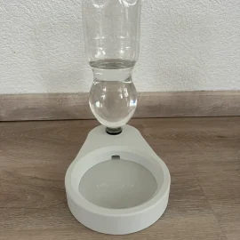 قاعدة شرب ماء للحيوانات عن طريق الجاذبية