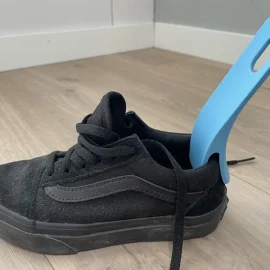 للمساعدة بآرتداء الحذاء